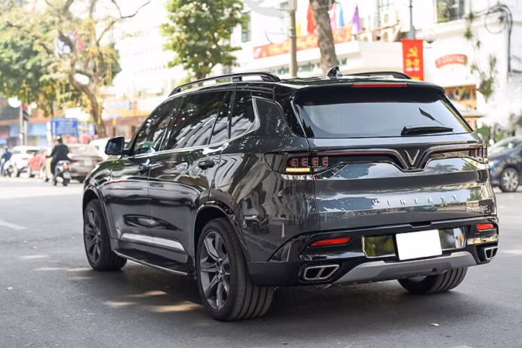 Với chiều dài lên tới hơn 5 mét, VinFast President sở hữu vẻ ngoài bề thế, oai vệ, đặc biệt ấn tượng khi nhìn ngang. Kích thước các chiều dài x rộng x cao của President lần lượt là 5.146 x 1.987 x 1.760 (mm), tương đương các mẫu SUV Full-size cao cấp như Lexus LX570 hay BMW X7.