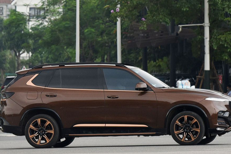 Đặc biệt, chiều dài trục cơ sở lên tới 3.133 mm giúp không gian ở hàng ghế thứ 2 rất rộng rãi, khoảng duỗi chân thoải mái. Kết hợp với các tiện nghi như massage, sưởi và thông gió cho 2 hàng ghế đầu, chủ xe sẽ có những phút giây thư giãn, nghỉ ngơi đúng nghĩa mỗi khi bước lên xe sau những giờ làm việc căng thẳng.