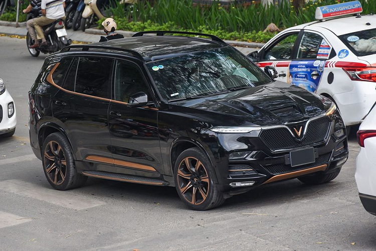 Điểm nhận diện khác biệt và dễ thấy nhất của VinFast President tại Việt Nam khi nhìn từ mặt trước là lưới tản nhiệt được thiết kế dạng tổ ong và hốc gió cỡ lớn trên nắp ca-pô. Đây vừa là những chi tiết khí động học có tác dụng hỗ trợ cho việc vận hành của xe, vừa là những điểm nhấn trong thiết kế, giúp mang đến vẻ mạnh mẽ và sang trọng cho chiếc xe.