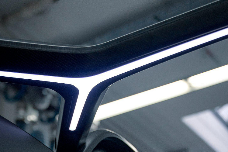 Chi tiết này tích hợp các cảm ứng nhằm tối ưu các tính năng an toàn của xe, bên cạnh hệ thống đèn viền LED nằm bên dưới cung cấp ánh sáng cho khoang lái khi cần thiết.