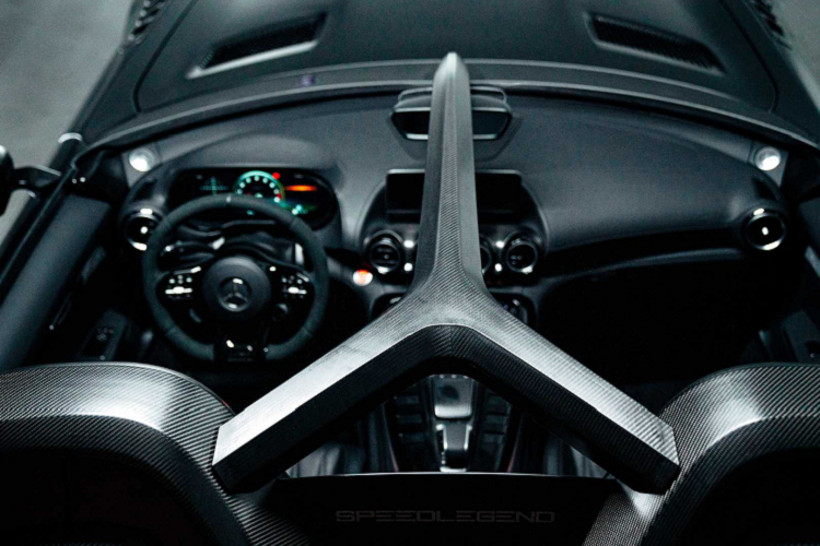 Tuy nhiên, phiên bản độ của Bussink có sức mạnh lên đến 850 mã lực. Khối lượng của xe cũng nhẹ hơn 100 kg so với phiên bản AMG GT R Roadster tiêu chuẩn.