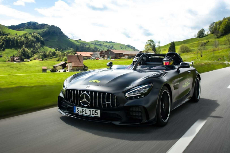 Được thiết kế dựa trên mẫu xe thể thao Mercedes-AMG GT R Roadster, Bussink GT R SpeedLegend được chấp bút bởi Roland A. Bussink – chủ một doanh nghiệp thi công các mẫu đu quay có trụ sở tại Hà Lan, và được chế tạo bởi HWA AG.