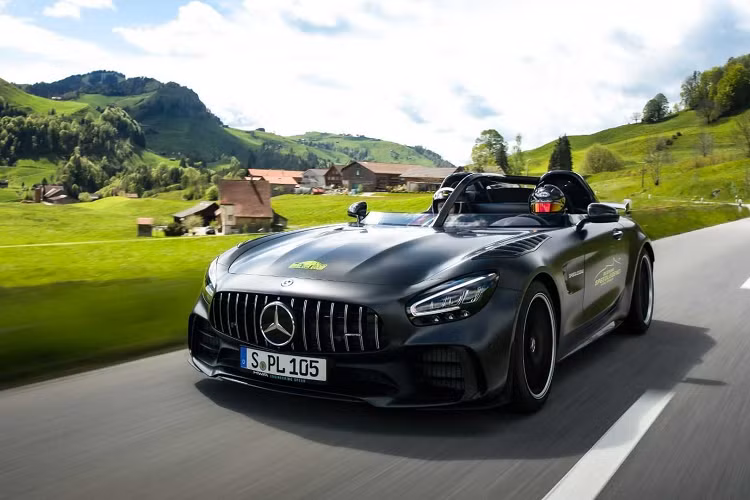 Được thiết kế dựa trên mẫu xe thể thao Mercedes-AMG GT R Roadster, Bussink GT R SpeedLegend được chấp bút bởi Roland A. Bussink – chủ một doanh nghiệp thi công các mẫu đu quay có trụ sở tại Hà Lan, và được chế tạo bởi HWA AG.