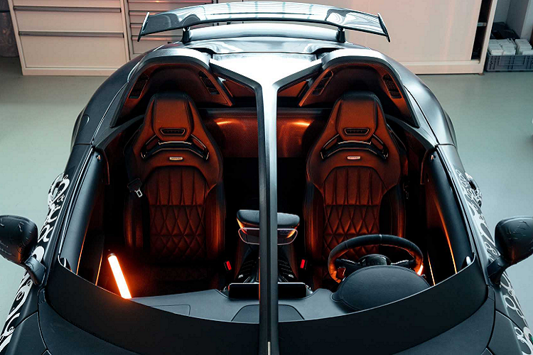 Một chi tiết khác được lấy cảm hứng từ những mẫu xe đua F1 là khung lồng bảo vệ người lái hình chữ Y, kéo dài từ nắp capo xuống vị trí tựa đầu.