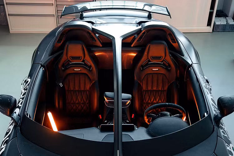 Một chi tiết khác được lấy cảm hứng từ những mẫu xe đua F1 là khung lồng bảo vệ người lái hình chữ Y, kéo dài từ nắp capo xuống vị trí tựa đầu.