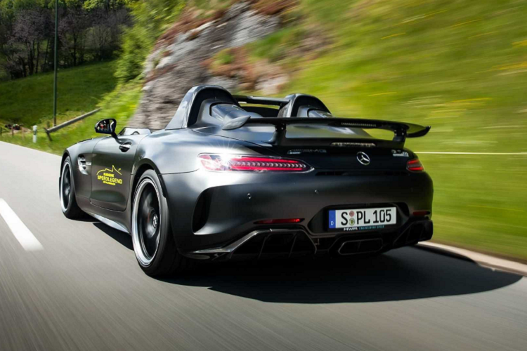 Là một tín đồ của thương hiệu ngôi sao 3 cánh, ông còn sở hữu một chiếc Mercedes-AMG GT với gói độ được lấy cảm hứng từ mẫu xe huyền thoại Mercedes-Benz 300 SEL 6.8 AMG “Red Pig”. Chiếc Rote Sau AMG GT RS cũng từng xuất hiện tại hành trình Gumball năm 2018.