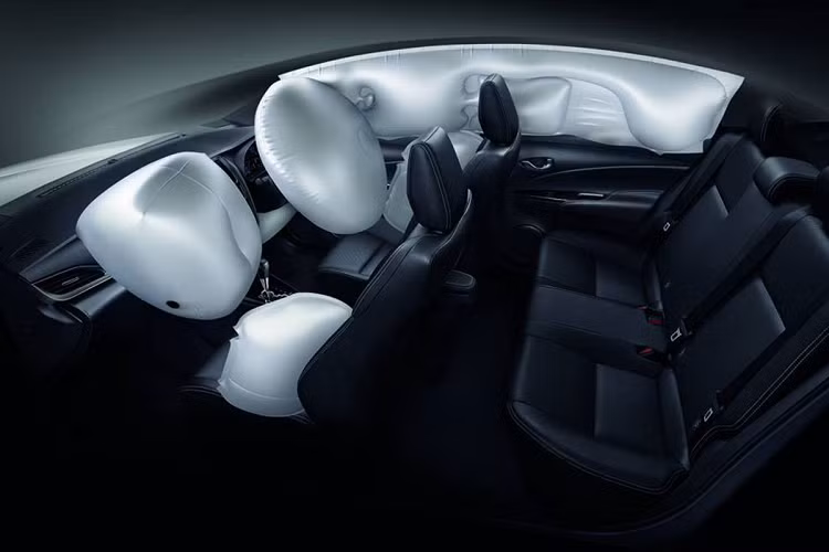 Phiên bản Entry đi kèm cụm đồng hồ analog nhưng các phiên bản Sport và Sport Premium sử dụng thiết lập Optitron. Được biết, phiên bản Sport có màn hình hiển thị đa chức năng trong khi phiên bản Sport Premium sở hữu màn hình TFT 4,3 inch. Đáng chú ý, cả 3 phiên bản đều đi kèm chìa khóa từ xa nhưng riêng bản Sport Premium bổ sung thêm tính năng Smart Entry và khởi động bằng nút bấm.