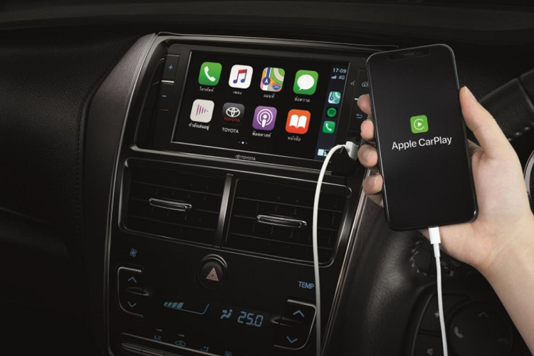 Toyota Vios bản cập nhật đa dạng về chất liệu bọc ghế. Cụ thể, phiên bản Entry có ghế bọc vải trong khi phiên bản Sport được bọc vải và da tổng hợp với đường chỉ khâu màu xám. Cao cấp hơn, phiên bản Sport Premium trang bị ghế da tổng hợp.