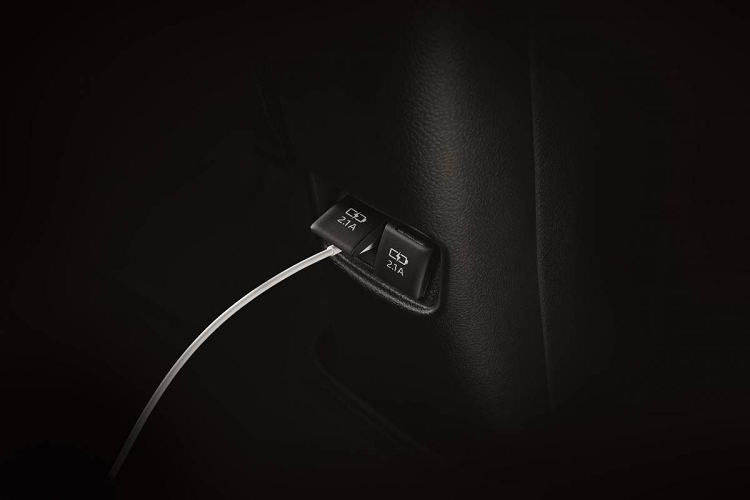 Hộc tỳ tay phía trước của phiên bản tiêu chuẩn được bọc vải nhưng là bọc da tổng hợp trong phiên bản Sport. Chất liệu này cũng áp dụng cho hộc tỳ tay phía sau trên phiên bản Sport Premium. Ngoài ra, cần số của các phiên bản Sport và Sport Premium cũng được bọc da nhưng chỉ là chất liệu urethane đối với phiên bản Entry.