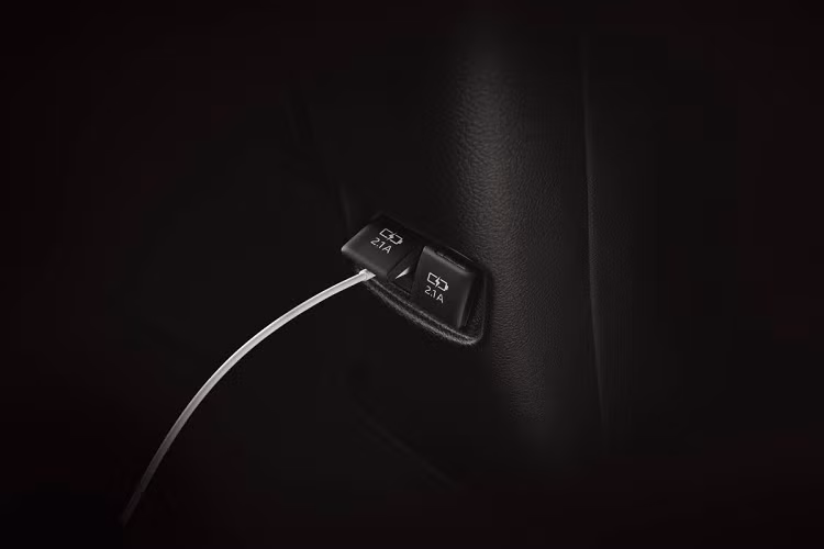 Hộc tỳ tay phía trước của phiên bản tiêu chuẩn được bọc vải nhưng là bọc da tổng hợp trong phiên bản Sport. Chất liệu này cũng áp dụng cho hộc tỳ tay phía sau trên phiên bản Sport Premium. Ngoài ra, cần số của các phiên bản Sport và Sport Premium cũng được bọc da nhưng chỉ là chất liệu urethane đối với phiên bản Entry.