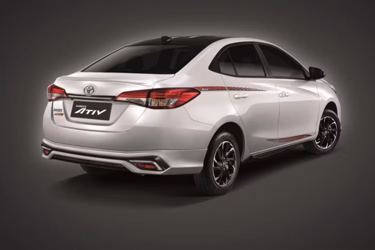 Mẫu sedan phân khúc B sử dụng hệ thống treo MacPherson ở phía trước và hệ thống treo chùm xoắn ở phía sau. Bên cạnh đó, xe đi kèm phanh đĩa phía trước và phanh tang trống phía sau. Đáng chú ý, cả 3 phiên bản đều trang bị bộ lốp 185/60 R15. Về giá xe Toyota Vios 2022 bản cập nhật tại Thái Lan, phiên bản Entry, Sport và Sport Premium lần lượt có giá từ 539.000 baht (367 triệu đồng), 599.000 baht (408 triệu đồng) và 674.000 baht (459 triệu đồng).