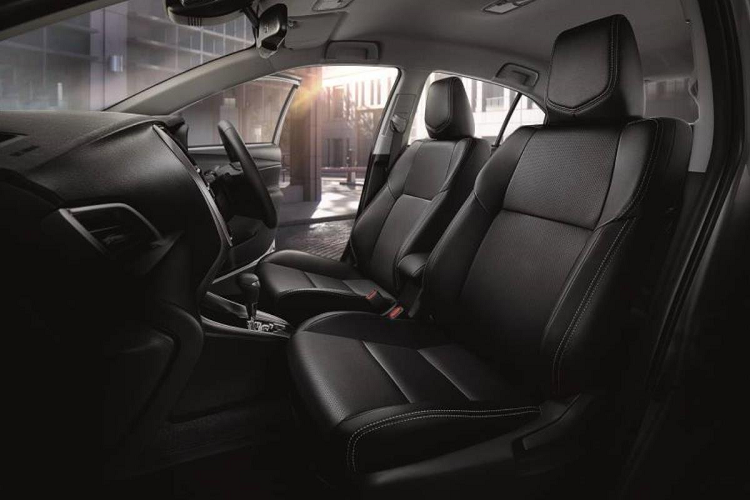 Các phiên bản Sport và Sport Premium của Toyota Vios bản cập nhật cũng nhận được bộ ốp khí động học cho hai bên hông và cản sau, kính cách âm và vật liệu chống ồn cho nắp ca-pô. Đây là điều mà phiên bản Entry không có. Phiên bản Entry sẽ có gương bên ngoài cùng màu thân xe, trong khi phiên bản Sport và Sport Premium có gương đen bóng tích hợp đèn xin nhan.