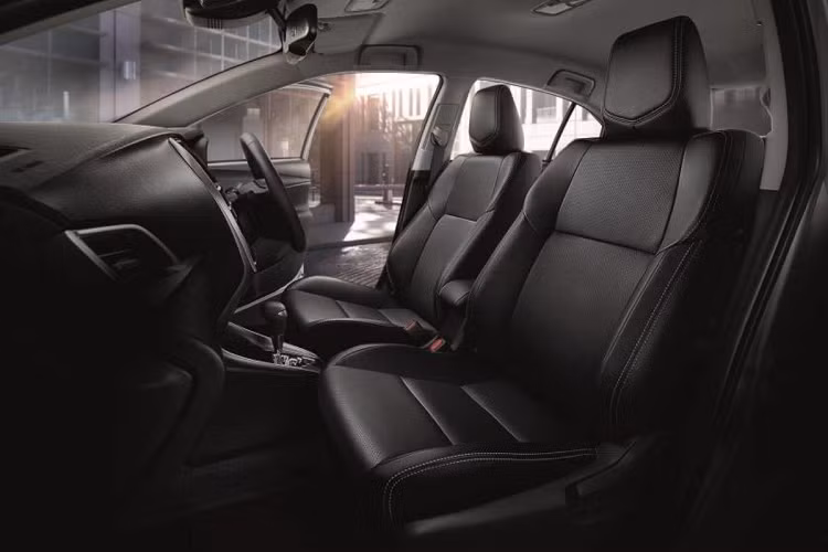 Các phiên bản Sport và Sport Premium của Toyota Vios bản cập nhật cũng nhận được bộ ốp khí động học cho hai bên hông và cản sau, kính cách âm và vật liệu chống ồn cho nắp ca-pô. Đây là điều mà phiên bản Entry không có. Phiên bản Entry sẽ có gương bên ngoài cùng màu thân xe, trong khi phiên bản Sport và Sport Premium có gương đen bóng tích hợp đèn xin nhan.