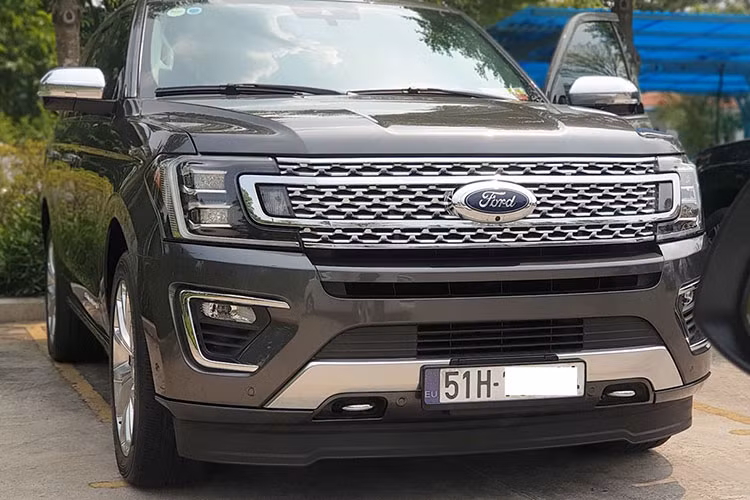 Vào thời điểm cuối năm 2019, một doanh nghiệp tư nhân cũng đã nhập khẩu Ford Expedition về Việt Nam. Xe được trang bị động cơ EcoBoost 3.5 lít tích hợp tiêu chuẩn tính năng Auto Start/Stop, đi kèm với hộp số tự động 10 cấp mới và có giá bán khoảng 4 tỷ đồng.