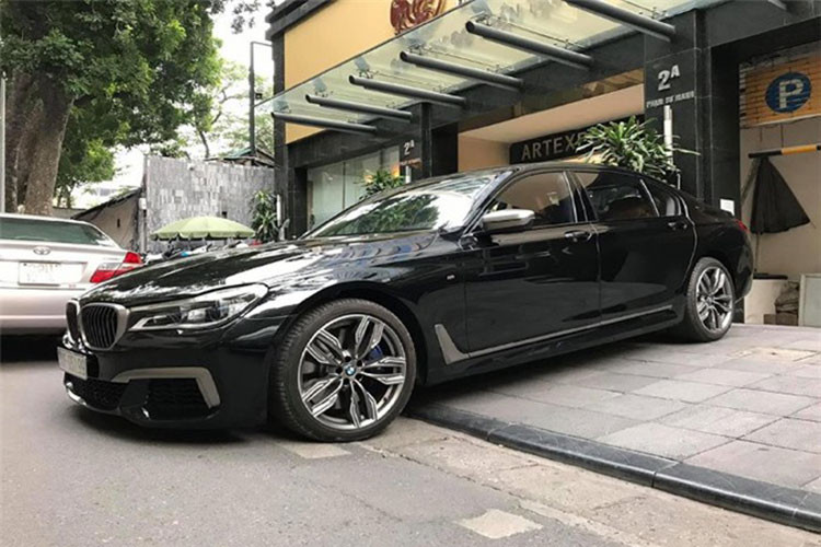 Còn một chiếc BMW M760Li xDrive được cho là của bầu Hiển thường xuyên sử dụng. Tại Việt Nam, BMW M760Li xDrive được phân phối chính hãng với mức giá lên tới hơn 13 tỷ đồng.