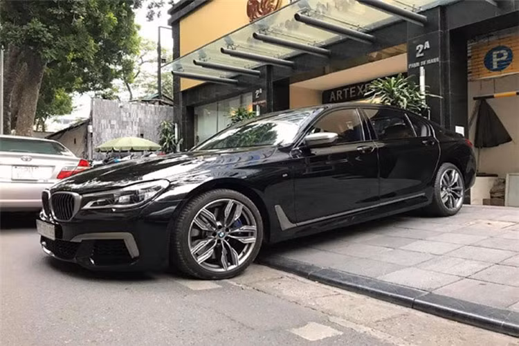 Còn một chiếc BMW M760Li xDrive được cho là của bầu Hiển thường xuyên sử dụng. Tại Việt Nam, BMW M760Li xDrive được phân phối chính hãng với mức giá lên tới hơn 13 tỷ đồng.