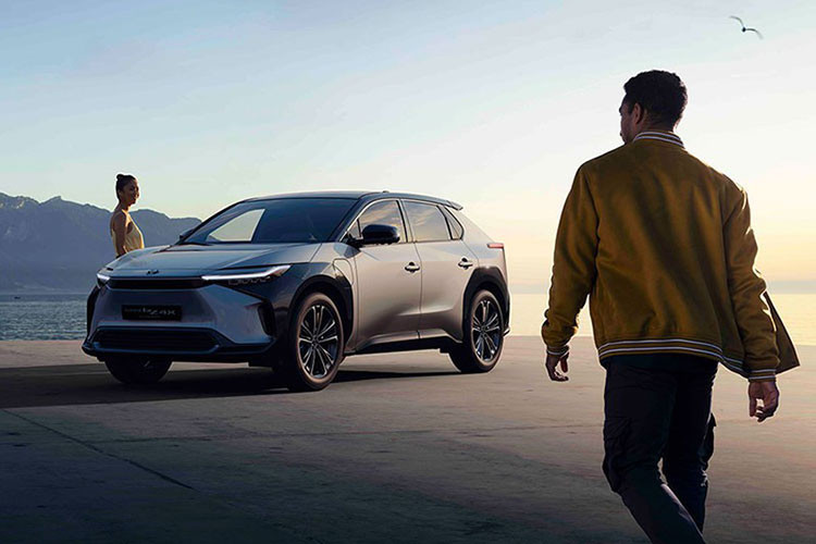 Tiền tố ‘bZ’ trong tên gọi của Toyota bZ4X 2022 mới gợi nhắc đến chiến lược điện khí hóa “Beyond Zero” của hãng xe Nhật Bản. Theo kế hoạch, Toyota sẽ tung ra ít nhất 15 mẫu xe chạy điện vào năm 2025, trong đó có 7 chiếc cũng sử dụng tiền tố “bZ” trong tên gọi của mình.