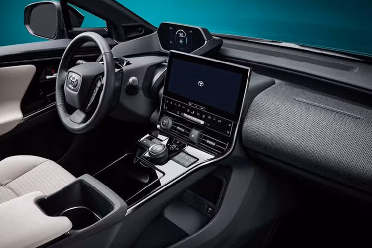 Thay thế cho bộ lưới tản nhiệt trên xe động cơ đốt trong truyền thống là một khe hẹp chứa các cảm biến phục vụ cho hệ thống hỗ trợ người lái và tính năng tự hành. Mặt ca-lăng được “điêu khắc” bằng những đường nét táo bạo, kết hợp cùng cụm đèn pha sắc sảo và thanh mảnh mang đến một cái nhìn mới mẻ hơn.