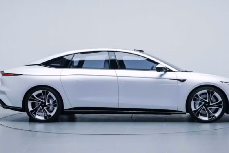 L7 cũng khá mạnh mẽ với công suất 540 mã lực và mô-men xoắn cực đại 700 Nm. Hãng xe xứ Trung cho biết L7 còn có thể tăng tốc từ 0-100 km/h trong 3,9 giây.