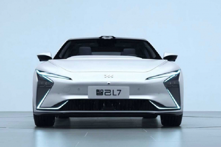 Điểm ấn tượng nhất của mẫu xe điện Zhiji L7 mới chính là ở tầm hoạt động của nó. Theo công bố của nhà sản xuất, với bộ pin 93 kWh Zhiji L7 có thể đi được quãng đường lên đến 382 dặm (tương đương 615 km).