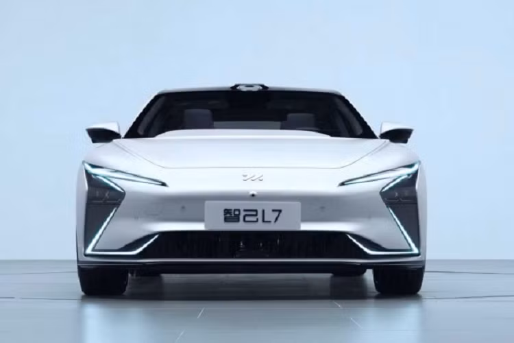 Điểm ấn tượng nhất của mẫu xe điện Zhiji L7 mới chính là ở tầm hoạt động của nó. Theo công bố của nhà sản xuất, với bộ pin 93 kWh Zhiji L7 có thể đi được quãng đường lên đến 382 dặm (tương đương 615 km).