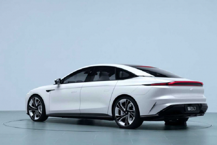 Zhiji L7 của Trung Quốc sở hữu khả năng hỗ trợ lái bán tự động nhờ vào sự hỗ trợ của hệ thống camera thông minh đặt khắp xe. Theo miêu tả, chiếc xe có khả năng phát hiện người đi bộ, hiển thị vạch qua đường cho người đi bộ. Hệ thống đèn trên xe tự động điều chỉnh theo góc rẽ. Hơn nữa, hệ thống đèn này còn có thể chiếu theo hướng mắt nhìn của người lái.