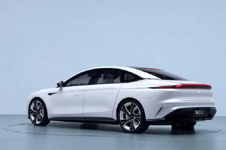 Zhiji L7 của Trung Quốc sở hữu khả năng hỗ trợ lái bán tự động nhờ vào sự hỗ trợ của hệ thống camera thông minh đặt khắp xe. Theo miêu tả, chiếc xe có khả năng phát hiện người đi bộ, hiển thị vạch qua đường cho người đi bộ. Hệ thống đèn trên xe tự động điều chỉnh theo góc rẽ. Hơn nữa, hệ thống đèn này còn có thể chiếu theo hướng mắt nhìn của người lái.