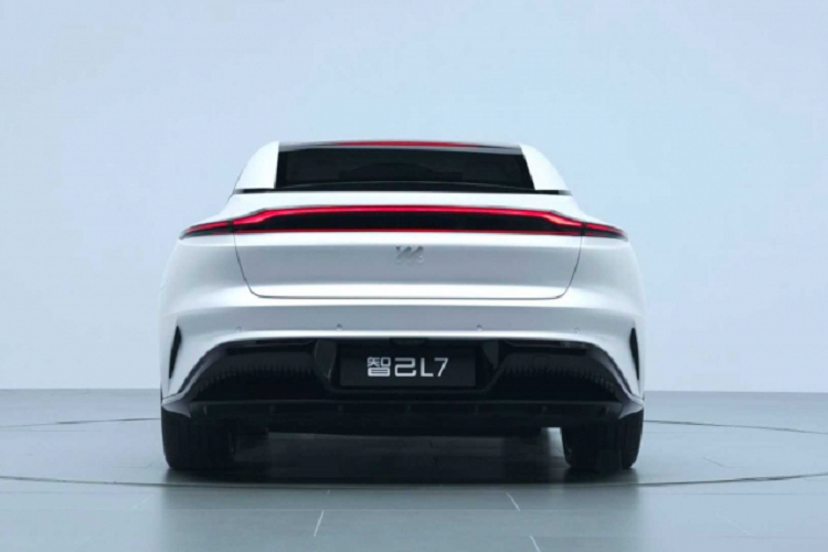 Với bộ pin 118 kWh lớn hơn, xe có thể đạt đến tầm hoạt động 621 dặm (1.000 km). Tuy nhiên, khi sản xuất chính thức, cấu hình pin 118 kWh sẽ chỉ ra mắt từ sau năm 2022.