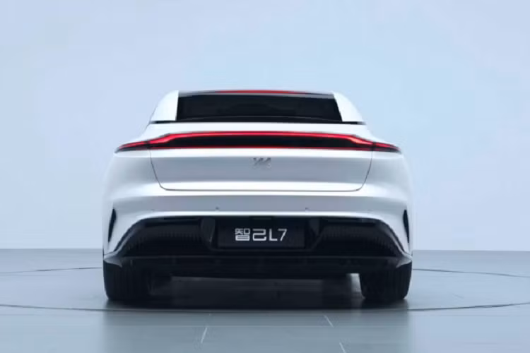 Với bộ pin 118 kWh lớn hơn, xe có thể đạt đến tầm hoạt động 621 dặm (1.000 km). Tuy nhiên, khi sản xuất chính thức, cấu hình pin 118 kWh sẽ chỉ ra mắt từ sau năm 2022.