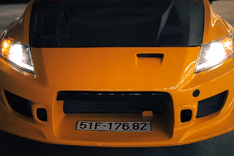 Nguyên bản của mẫu CR-Z này có màu đen, chiếc xe đã được sơn lại màu vàng, phần mui sơn đen. Bộ body kit được nhập khẩu toàn bộ, các vòm bánh xe mở rộng do Wit Tuning gia công theo kiểu Stance. Nắp ca-pô carbon có khe hút gió, làm tăng sự hầm hố cho vẻ ngoài và cải thiện khả năng làm mát động cơ. 