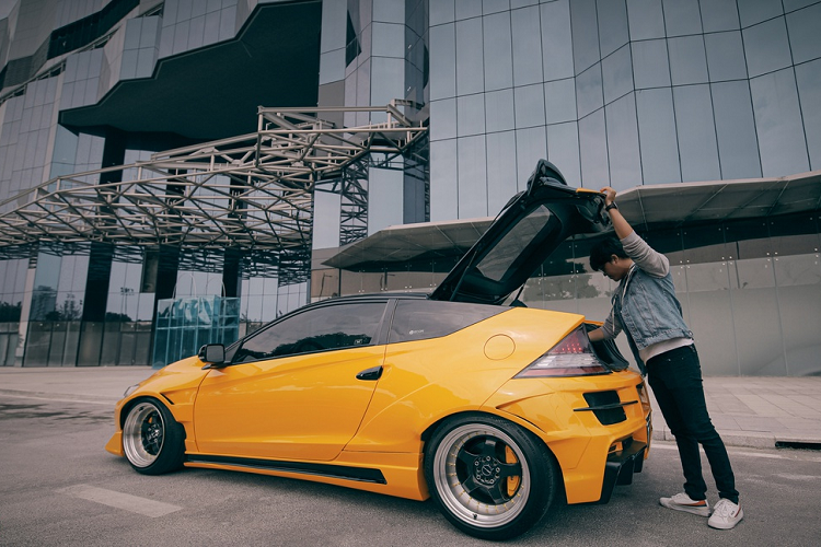 Ngoại hình của chiếc xe thể thao Honda CR-Z được độ theo kiểu wide body Rocket Bunny. Đây là kiểu độ thân rộng thường thấy trên các mẫu xe JDM. Việc độ tiêu tốn khá nhiều thời gian do các shop tại Việt Nam không có sẵn linh kiện cũng như "đồ chơi" cho dòng xe này.