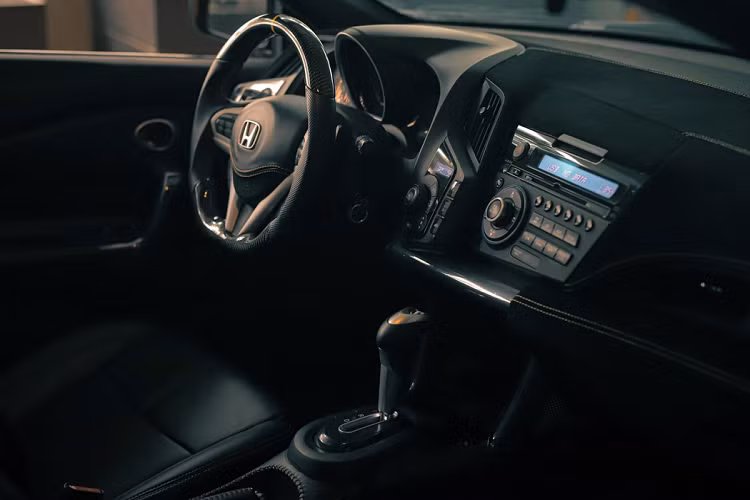 Bên trong nội thất cũng được tân trang lại. Toàn bộ cabin được bọc da lộn màu đen, chỉ khâu màu vàng tương phản. Vô lăng ốp carbon, tích hợp các nút chức năng. Cách bố trí cabin không quá khác biệt so với nguyên bản.