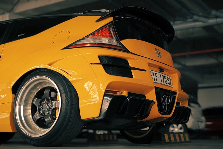 Hệ thống treo hiệu Tein có thể nâng hạ gầm. Ở phía sau, cánh gió lớn được làm từ carbon. Bộ khuếch tán lớn được bổ sung giúp ngoại hình thêm cứng cáp. Hệ thống ống xả thể thao được đặt hình tam giác bắt mắt. 