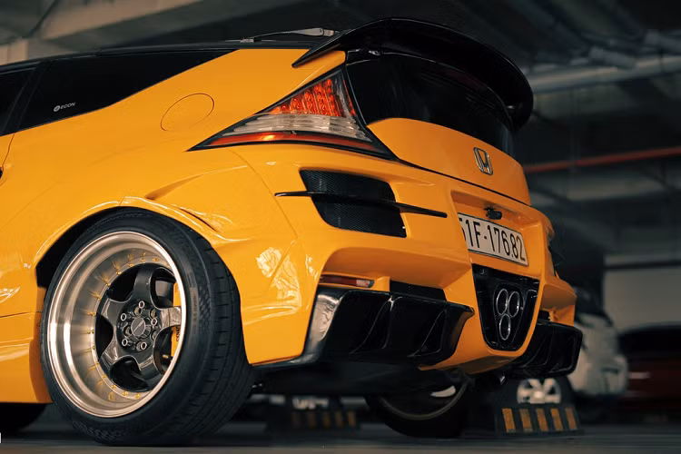 Hệ thống treo hiệu Tein có thể nâng hạ gầm. Ở phía sau, cánh gió lớn được làm từ carbon. Bộ khuếch tán lớn được bổ sung giúp ngoại hình thêm cứng cáp. Hệ thống ống xả thể thao được đặt hình tam giác bắt mắt. 