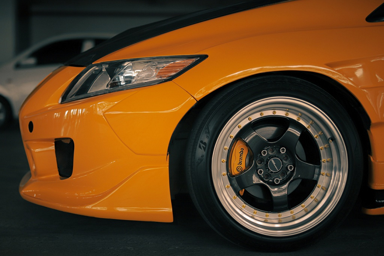 Xe được trang bị bộ mâm Works Meister S1 17 inch, đi cùng với lốp 195/40R17 trước và 215/40R17 sau. Nổi bật bên trong là kẹp phanh Brembo màu vàng.