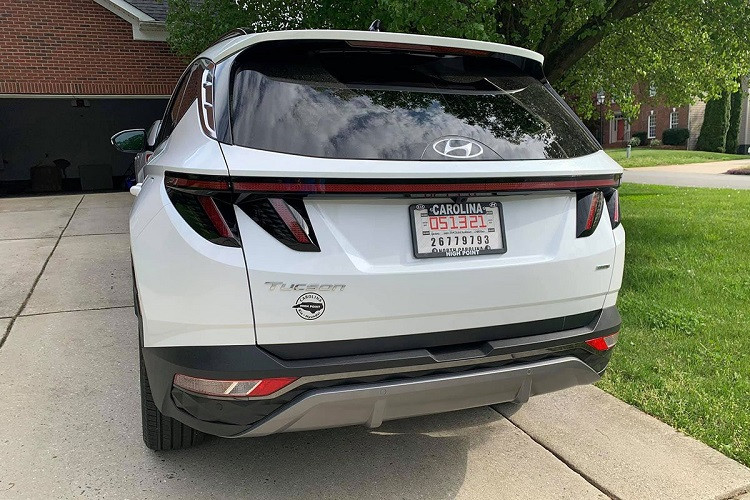 Những chiếc Hyundai Tucson 2022 đã chính thức đến tay người tiêu dùng tại Mỹ. Ở đây, giá xe Hyundai Tucson All New khá cao và được phân phối với 7 phiên bản, cụ thể như sau: Hyundai Tucson SE - 26.135 USD; Hyundai Tucson SEL - 27.685 USD; Hyundai Tucson Blue Hybrid - 30.235 USD; Hyundai Tucson N-Line - 31.785 USD; Hyundai Tucson SEL Convenience - 32.835 USD; Hyundai Tucson Limited - Giá 35.885 USD; Hyundai Tucson Limited Hybrid - 38.535 USD.