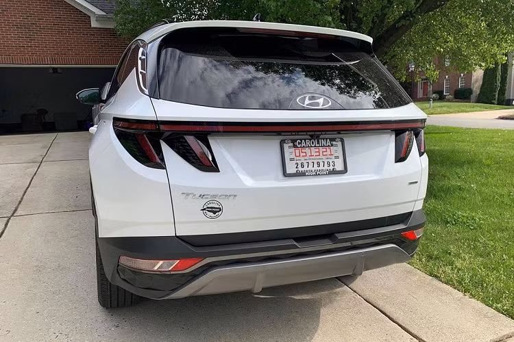 Những chiếc Hyundai Tucson 2022 đã chính thức đến tay người tiêu dùng tại Mỹ. Ở đây, giá xe Hyundai Tucson All New khá cao và được phân phối với 7 phiên bản, cụ thể như sau: Hyundai Tucson SE - 26.135 USD; Hyundai Tucson SEL - 27.685 USD; Hyundai Tucson Blue Hybrid - 30.235 USD; Hyundai Tucson N-Line - 31.785 USD; Hyundai Tucson SEL Convenience - 32.835 USD; Hyundai Tucson Limited - Giá 35.885 USD; Hyundai Tucson Limited Hybrid - 38.535 USD.