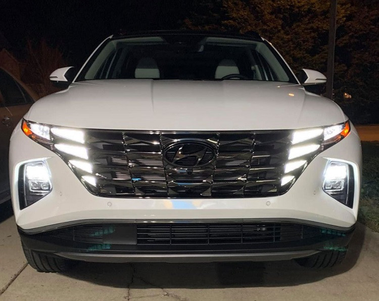 Theo chia sẻ của một người Việt sinh sống tại Mỹ trên mạng xã hội, người này đã mua chiếc Hyundai Tucson Limited 2022 mới với giá 35.885 USD, tương đương khoảng 820 triệu đồng. Được biết, đây là phiên bản fulll option, chỉ khác động cơ so với bản Hybrid nên mức giá rẻ hơn, còn về mặt trang bị tiện nghi, công nghệ là tương đương.