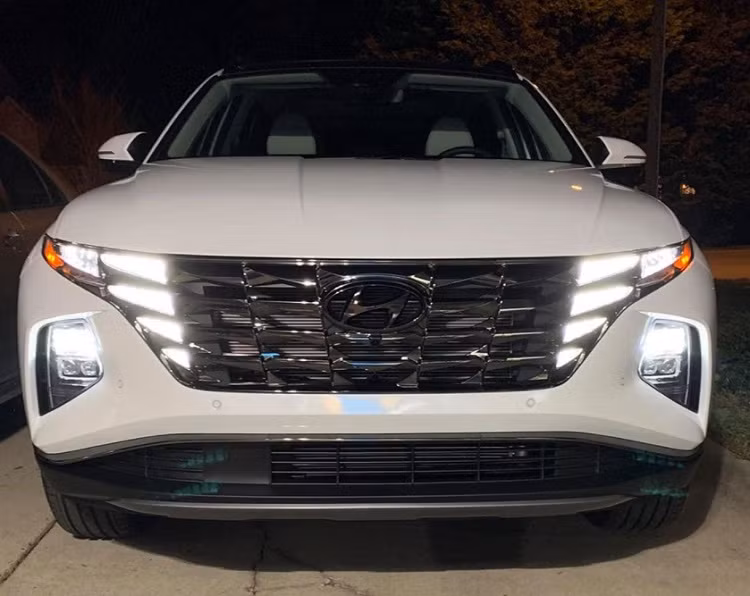 Theo chia sẻ của một người Việt sinh sống tại Mỹ trên mạng xã hội, người này đã mua chiếc Hyundai Tucson Limited 2022 mới với giá 35.885 USD, tương đương khoảng 820 triệu đồng. Được biết, đây là phiên bản fulll option, chỉ khác động cơ so với bản Hybrid nên mức giá rẻ hơn, còn về mặt trang bị tiện nghi, công nghệ là tương đương.