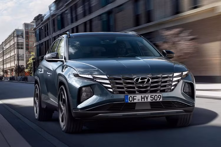 Mặc dù còn nhiều ý kiến khác nhau, nhưng nhìn chung Hyundai Tucson 2022 là chiếc xe hiện đại từ trong ra ngoài và xứng đáng được người tiêu dùng Việt Nam chờ đợi mở bán trong thời gian tới. Tại Mỹ, động cơ của Hyundai Tucson 2021 là loại 4 xi-lanh, dung tích 2,5 lít cho công suất vào khoảng 187 mã lực và mô-men xoắn 241 Nm. Xe được ghép nối với hộp số tự động 8 cấp và hệ dẫn động cầu trước tiêu chuẩn hoặc dẫn động 4 bánh tùy chọn với số tiền phải chi thêm là 1.400 USD.