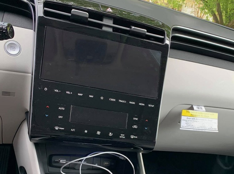 Mẫu ôtô mới Hyundai Tucson 2022 sở hữu ngoại hình thiết kế đột phá với phần đầu xe là lưới tản nhiệt tràn viền độc đáo với những khối hình sử dụng chất liệu crom. Dải LED định vị ban ngày của Tucson được thiết kế ẩn với những vân lưới tản nhiệt và khiến nhiều người khó nhận ra khi đèn không hoạt động.