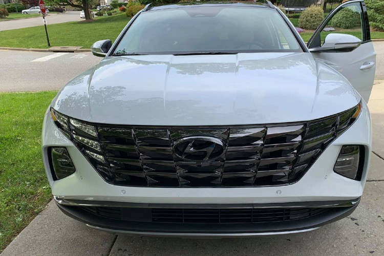 Dọc thân xe, Hyundai Tucson thế hệ mới được nhà sản xuất lồng ghép những đường gân nổi sắc cạnh, cụm đèn hậu của xe hình lưỡi kiếm và được nối liền với nhau tương tự thiết kế nhiều mẫu xe sang. Bên trong khoang lái, Hyundai Tucson cũng có cuộc "thay máu" toàn diện với phong cách mới đầy hiện đại mà các mẫu xe cùng phân khúc còn phải mất thời gian dài mới bắt kịp.