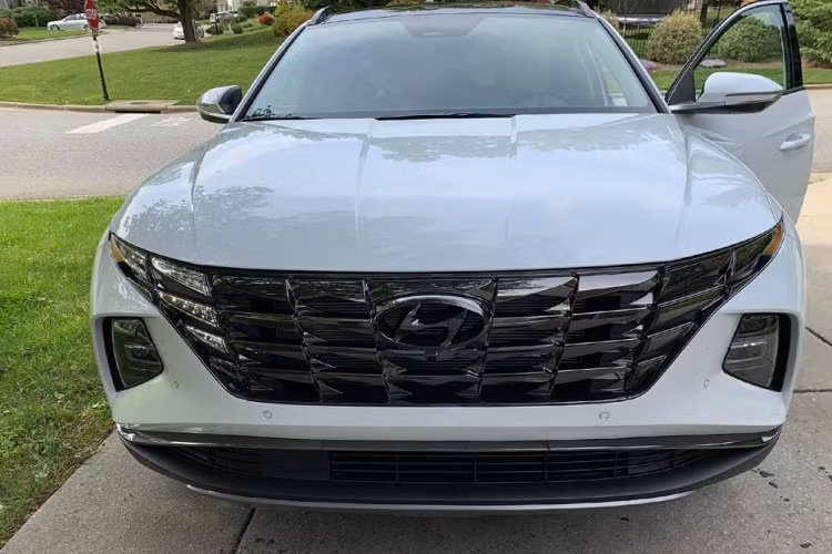 Dọc thân xe, Hyundai Tucson thế hệ mới được nhà sản xuất lồng ghép những đường gân nổi sắc cạnh, cụm đèn hậu của xe hình lưỡi kiếm và được nối liền với nhau tương tự thiết kế nhiều mẫu xe sang. Bên trong khoang lái, Hyundai Tucson cũng có cuộc "thay máu" toàn diện với phong cách mới đầy hiện đại mà các mẫu xe cùng phân khúc còn phải mất thời gian dài mới bắt kịp.