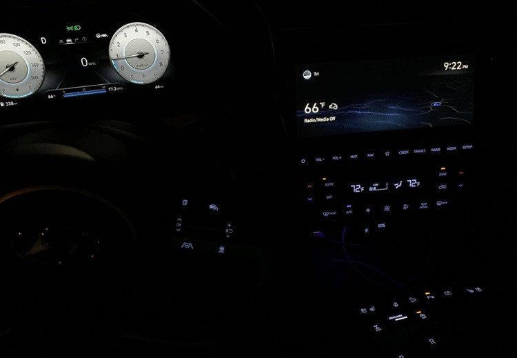 Trong khi đó, hệ thống đèn pha/cos và mở góc đánh lái của Hyundai Tucson 2022 được hạ thấp tạo thành hốc gió phí trước tương tự Santa Fe đang bán ở Việt Nam. Hệ thống đèn chiếu sáng của mẫu CUV sở hữu những công nghệ tiên tiến nhất nhất như tự động/bật tắt, điều chỉnh góc đánh lái khi vào cua...