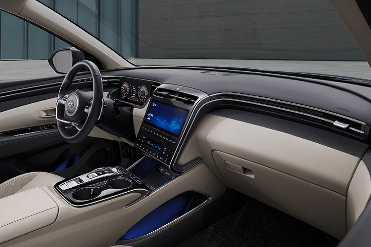 Màn hình giải trí trung tâm của Hyundai Tucson 2022 được thiết kế trên một bề mặt chứa các phím bấm chức năng. Việc tích hợp nhiều chi tiết trên một khu vực khiến chiếc xe có phần rối mắt và đây cũng là chi tiết nhận được nhiều ý kiến trái chiều nhất của cộng đồng người yêu xe Tucson tại Việt Nam