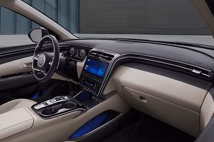 Màn hình giải trí trung tâm của Hyundai Tucson 2022 được thiết kế trên một bề mặt chứa các phím bấm chức năng. Việc tích hợp nhiều chi tiết trên một khu vực khiến chiếc xe có phần rối mắt và đây cũng là chi tiết nhận được nhiều ý kiến trái chiều nhất của cộng đồng người yêu xe Tucson tại Việt Nam