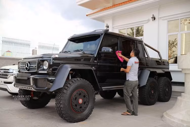 Bên dưới nắp capô của Mercedes-Maybach G650 Landaulet chính là khối động cơ V12, tăng áp kép, dung tích 6.0 lít khiến nhiều dân chơi ao ước. "Trái tim" này sản sinh công suất tối đa 630 mã lực và mô-men xoắn cực đại 1.000 Nm. Sức mạnh của động cơ được truyền tới bánh thông qua hộp số tự động AMG Speedshift Plus 7G-Tronic 7 cấp. Ngoài ra, mẫu SUV siêu sang đến từ Đức còn được trang bị 3 khóa vi sai.