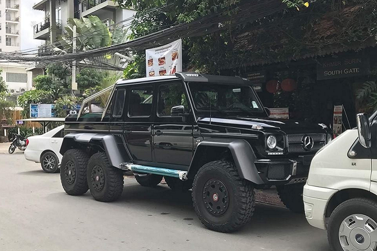 Nhắc đến thú chơi xe SUV ở Đông Nam Á phải kể đến các đại gia Campuchia với hàng loạt mẫu xe khủng từ SUV siêu sang, SUV hạng sang đến những mẫu Mercedes-Benz G-Class đặc biệt giới hạn. Cụ thể hơn là trong số hơn 200 chiếc Mercedes-Benz phiên bản G-Class lăn bánh tại Campuchia có ít nhất 2 cực phẩm được liệt vào danh sách "đỏ' trên thế giới.
