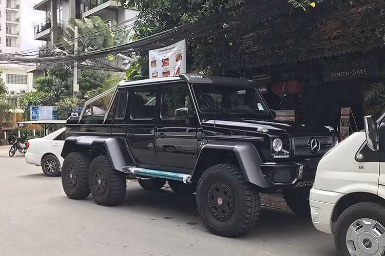Nhắc đến thú chơi xe SUV ở Đông Nam Á phải kể đến các đại gia Campuchia với hàng loạt mẫu xe khủng từ SUV siêu sang, SUV hạng sang đến những mẫu Mercedes-Benz G-Class đặc biệt giới hạn. Cụ thể hơn là trong số hơn 200 chiếc Mercedes-Benz phiên bản G-Class lăn bánh tại Campuchia có ít nhất 2 cực phẩm được liệt vào danh sách "đỏ' trên thế giới.