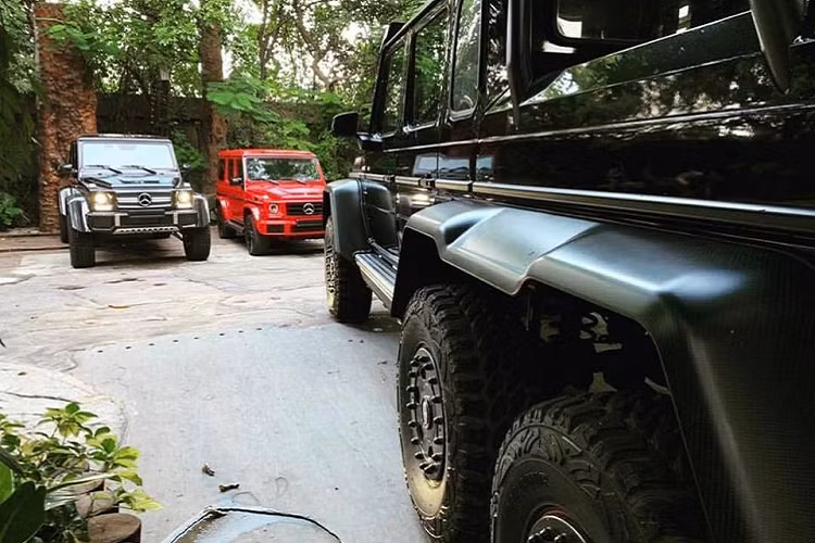 Hiện chưa rõ giá xe Mercedes-Maybach G650 Landaulet về Campuchia. Chỉ biết rằng, so với giá bán khởi điểm 750.000 đô la vào tháng 3 năm 2017, giờ đây, những chiếc Mercedes-Maybach G650 Landaulet đã bị các đại lý "làm giá" vượt qua con số 1,2 triệu đô la, tương đương 27,95 tỷ đồng. Có chiếc bị hét giá lên đến 1,8 triệu đô la, tương đương 41,92 tỷ đồng.